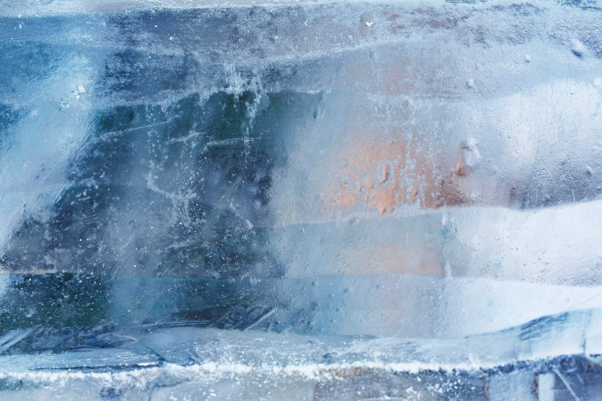 Eine milchig-durchsichtige Eisschicht auf einer Wasseroberfläche